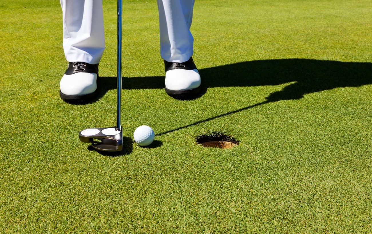 Golf Foot Placement - Your Foot Position for Golf Explained 8 a golfer with a narrow golf foot placement makes a putt